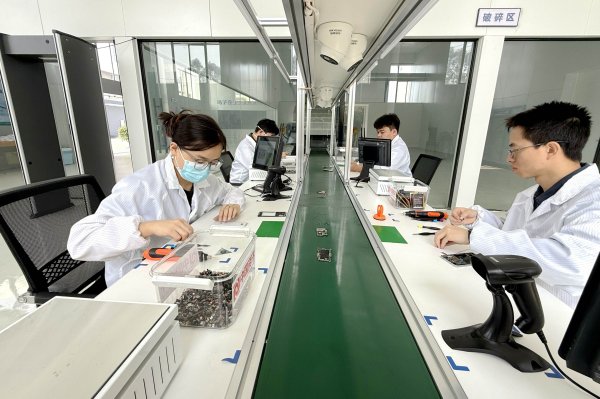 51配资网 “国家队”入场，废旧手机回收市场如何“突围”？